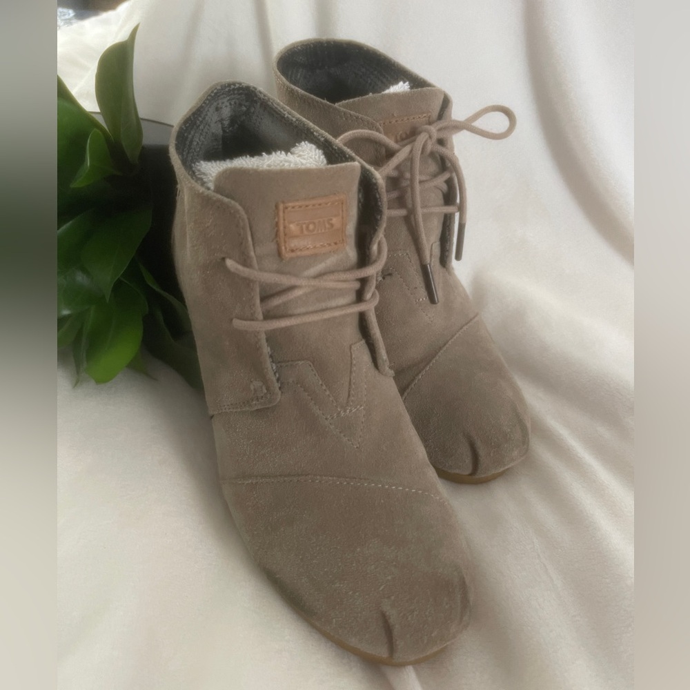 Toms Women's Tan Suede Lace Up Wedge Bootie